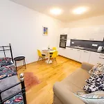 Lägenhet Lovely Apartment, Free Parking 1,55 Hight Prag
